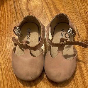 Piper fin pink size 4 girls shoes in very good condition